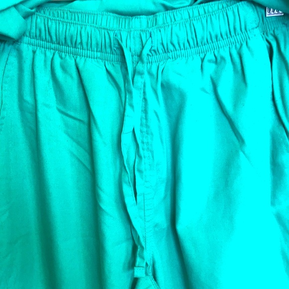 Green scrub set - Picture 7 of 12